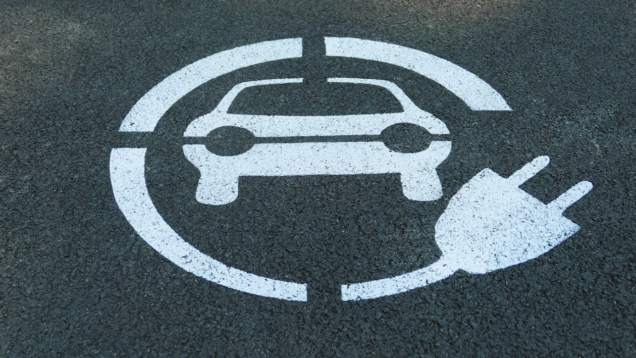Elektromobilio krovimas iš paprastos rozetės: kur slypi didžiausia rizika?