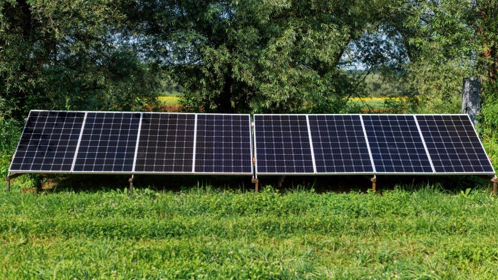 Gamtos stichijos: ar gali saulės elektrinė su kaupikliu apsaugoti namus nuo elektros dingimo?