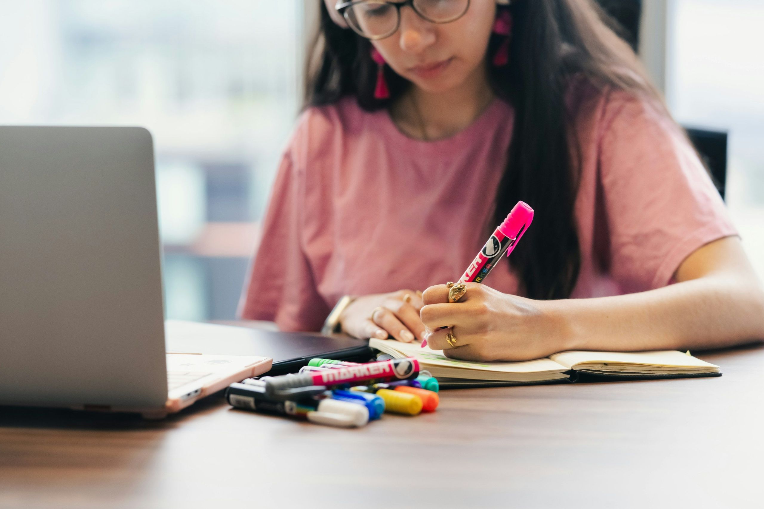 Darbas studentams, kuris dera su paskaitomis: kaip korepetitoriavimas nuotoliu telpa į studento savaitę?